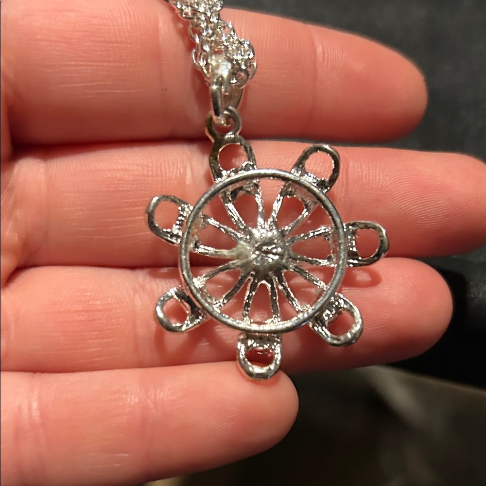 Elegant Silver Flower Pendant Necklace - Picture 4 of 4
